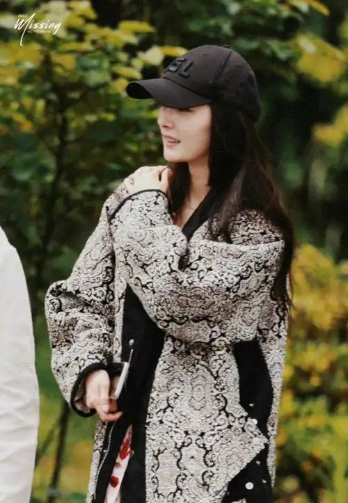 杨幂打扮美了也爱臭美!大路上照镜子照不停,穿搭风格再度大爆火