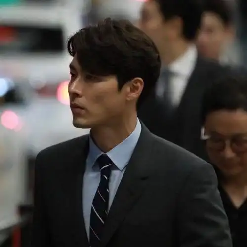 玄彬侧颜杀帅照玄彬高挺鼻梁微翘睫毛穿白t是清爽男友