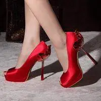 红色高跟鞋霸气头像 唯美穿红色高跟鞋美女头像_微信头像图片大全