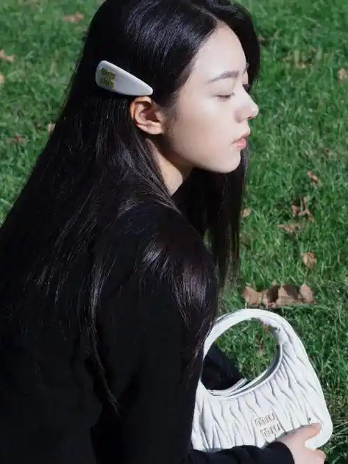 赵今麦黑长直看秀造型##赵今麦少女感少年感兼具##hello时装周