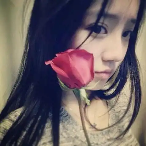 找一张拿着玫瑰花的女生头像速度