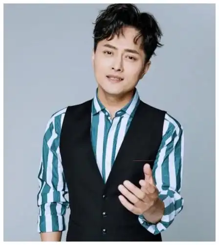 云飞当年也是属于内地蛮有名的一位男歌手,相对于其他《星光大道》