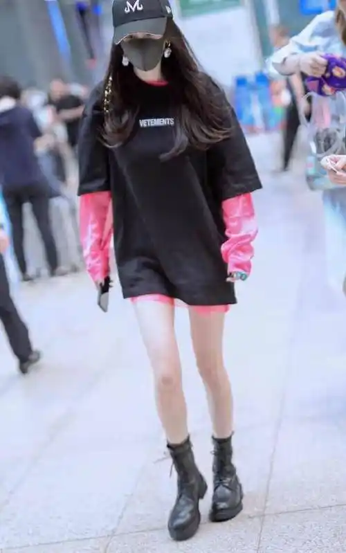 原创杨幂最擅长漫画腿穿搭黑体恤拼接粉色网纱搭马丁靴美绝了