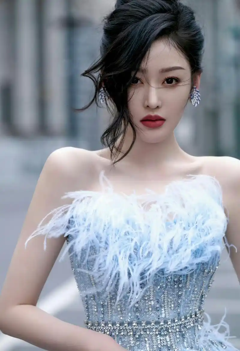 美女# 张天爱街拍,氛围感满满.