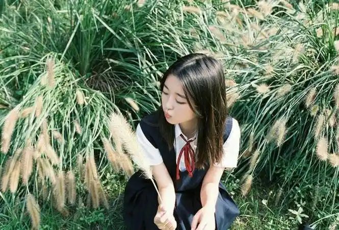 清纯学生眉清目秀甜美户外唯美写真