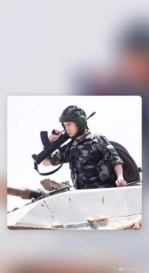 张杰 张杰帅气军装,非常英姿飒爽有木有,军装是最漂亮的颜色～[米奇