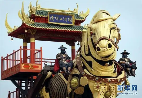 园区内身着古装的演职人员在佩戴口罩的同时,用各色纱巾蒙面,既做好