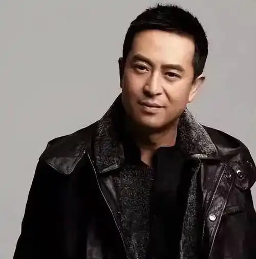 50亿身家富豪爱龙套乐张嘉译戏称片酬仅够加油费