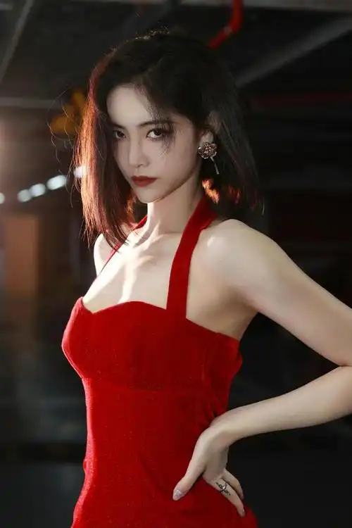 许佳琪惊艳到我了一袭红色侧边开叉礼服长裙尽显妩媚优雅