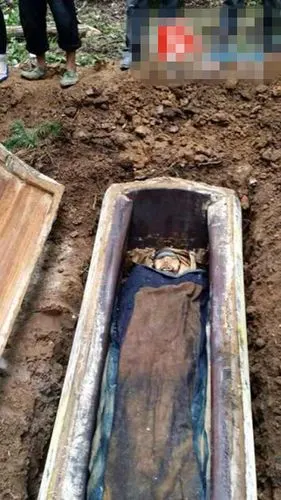 张家界疑现百年干尸 保存完好【3】