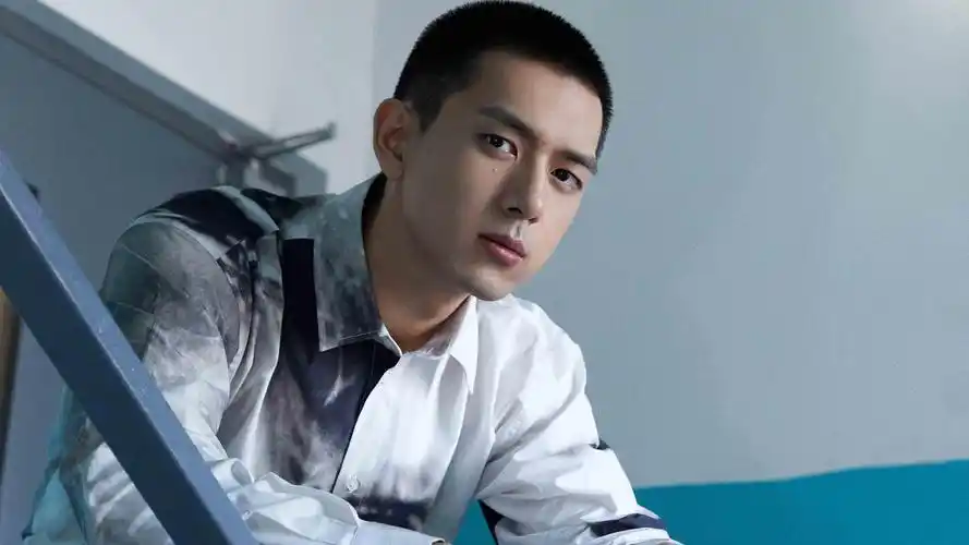 李现寸头个性帅气写真