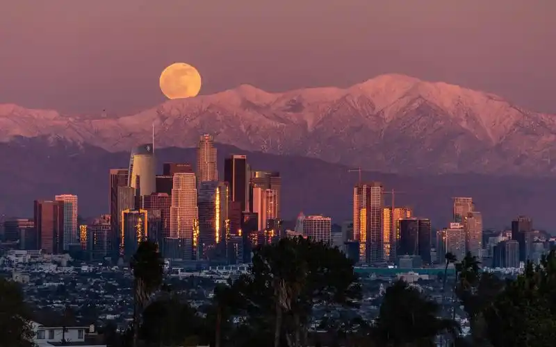 月亮从洛杉矶城市后面的山后升起 洛杉矶城市夜景4k