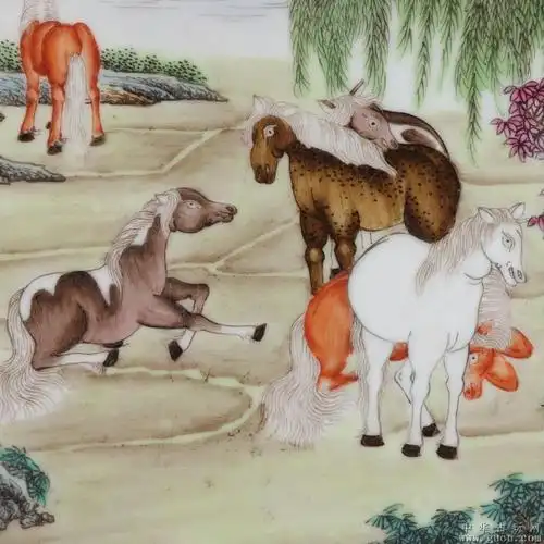 粉彩描金提字八骏图盘