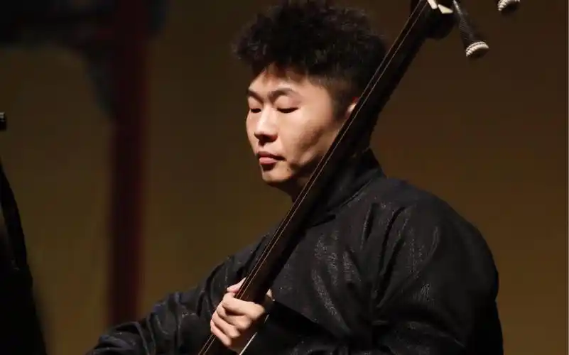 再来欣赏一下周九良三弦弹奏著名的京剧曲牌夜深沉这段京胡版的可是我