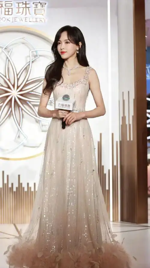 唐嫣超话#唐嫣钻石鎏光羽毛长裙#刷到唐嫣线下活动被姐姐美晕.