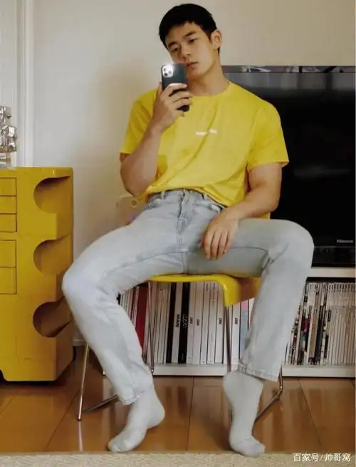 组图:身高188的大高个大男孩,颜值爆表的他,却钟爱长筒袜子!