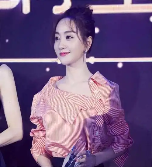 43岁杨蓉现状,穿多巴胺录节目梳满头小辫像30岁,一直演配角可惜