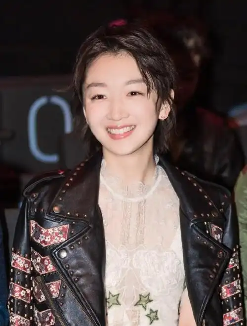 周冬雨是一个非常有实力的女演员,她凭借自己的演技,成功拿下影后,在