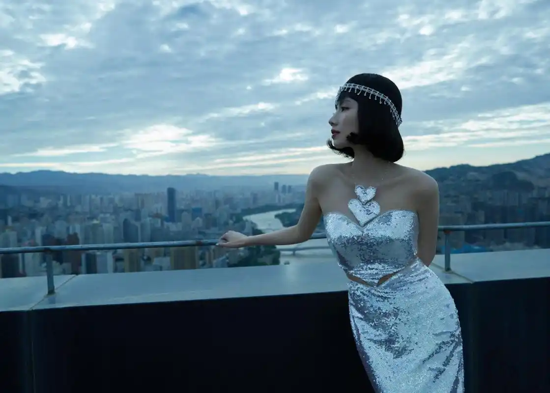 刘惜君短发银色抹胸裙写真组图