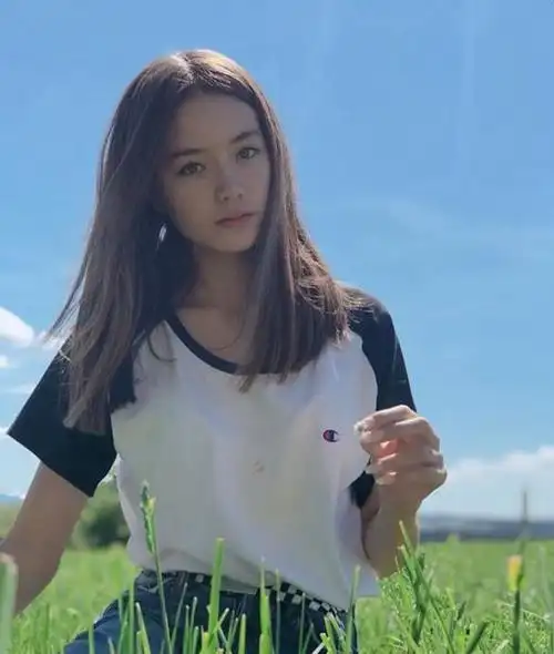 14岁中欧混血女孩因打工意外走红五官身材好得有点虚假