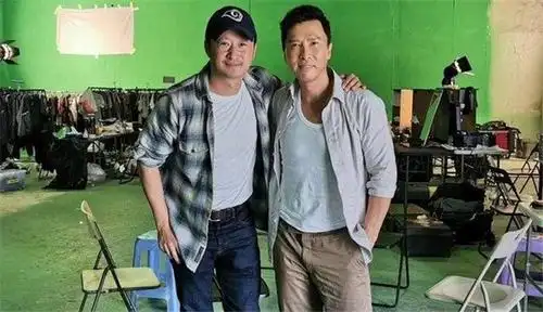 吴京探班《怒火》剧组,甄子丹晒合照,"断水流大师兄"保养最好