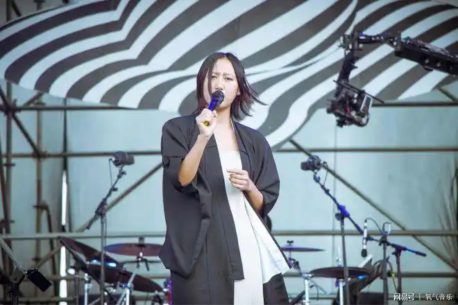 光落在你脸上可爱一如往常填满你的欲望这就是陈粒的光