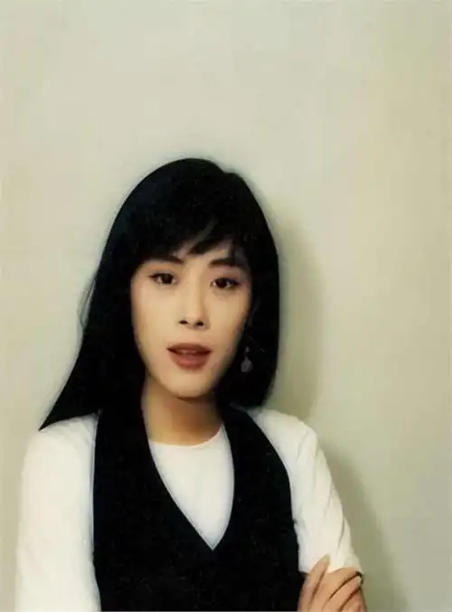 推出备受赞誉的音乐作品,并开始涉足电影行业,在多部影片中扮演女主角