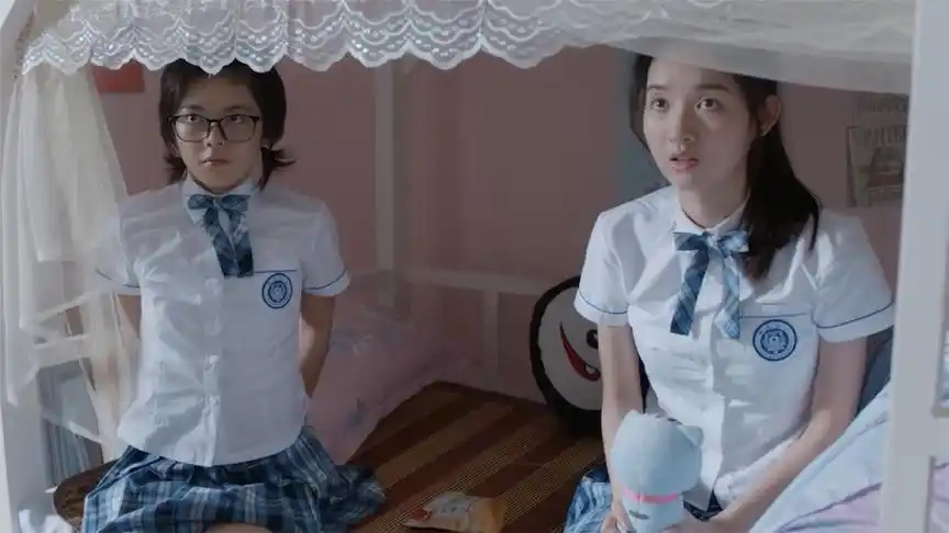 少年派:老师查寝,一掀被看见妙妙和小琪在一张床上,老师吓坏了