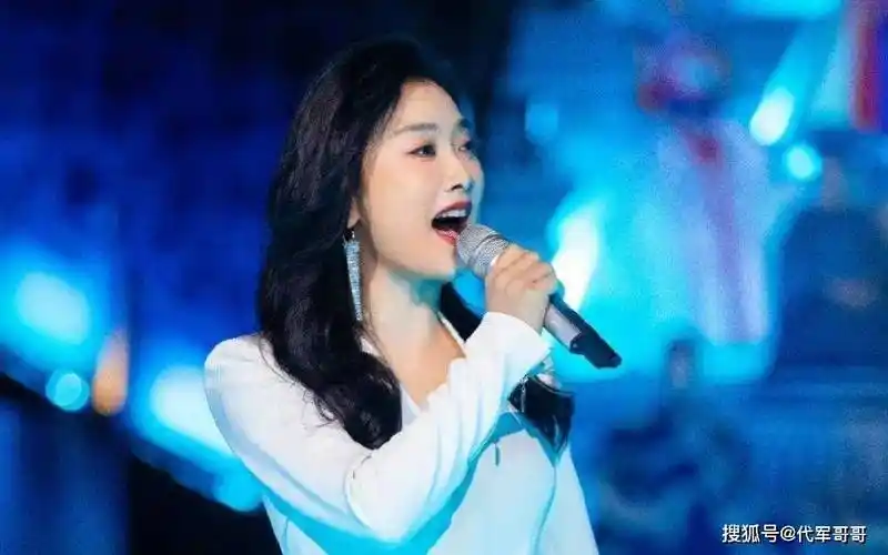 年9月7日出生于内蒙古科尔沁草原,毕业于中央民族大学,中国内地女歌手