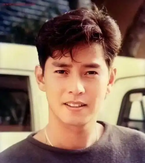 可是,谭咏麟和张国荣二人在公开场合,并没有显示出竞争或排斥的姿态