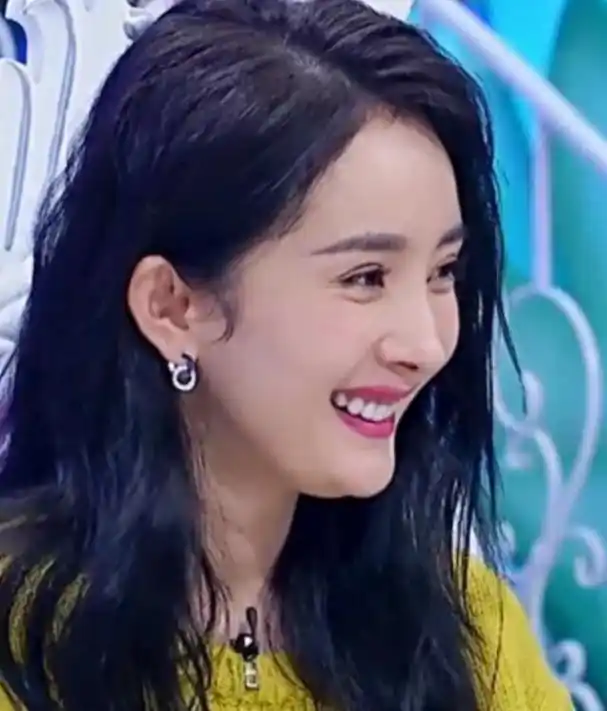 杨幂脸型成为热议焦点,这些年她为了遮盖自己的方脸也费了不少力