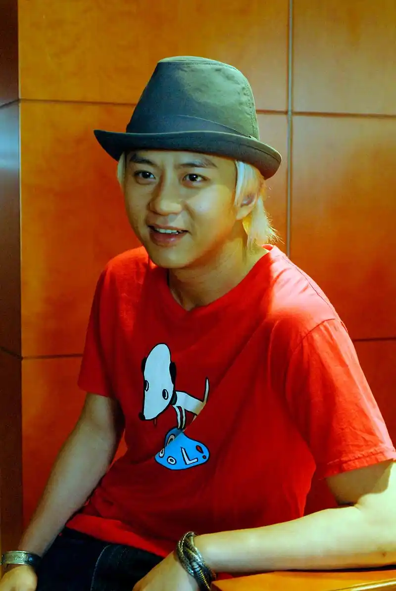 帅气的邓超戴上墨镜,散发出迷人的魅力,让人目不转睛!