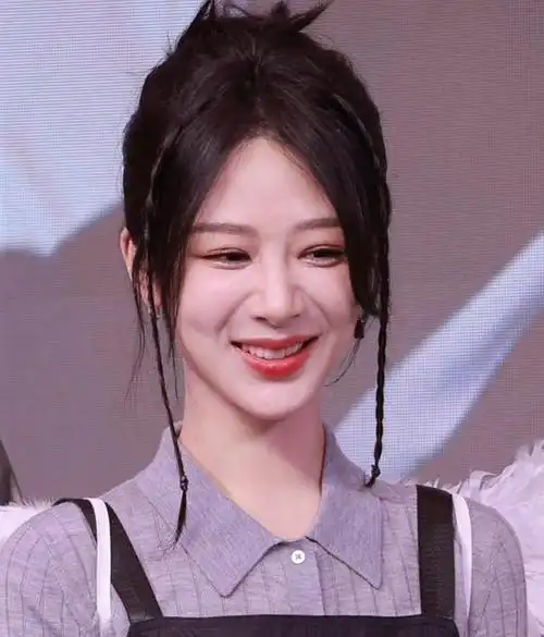 杨紫最新生图曝光头大身小面部僵硬充气感过重似网红