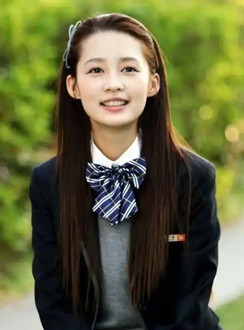 在创造了爆款后,李沁又尝试了《致青春·原来你还在这里》中不讨喜的