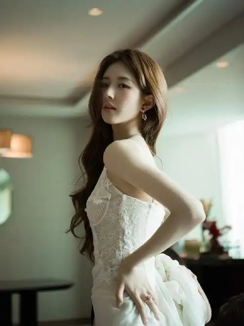 赵露思一组柔美的吊带蕾丝裙写真图集