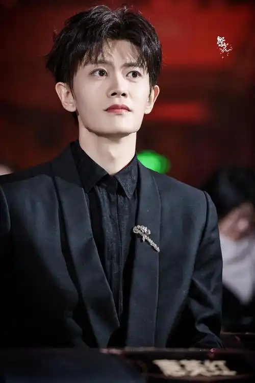 任嘉伦的眼神里总是藏着故事