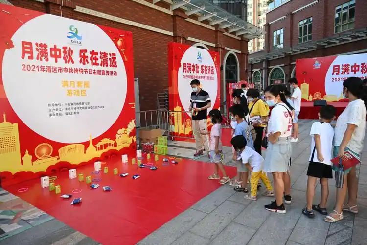 套圈是大人小孩都喜欢参与的活动