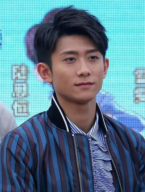 也或许是随着年龄增长多了一丝沉稳与从容,《鹿鼎记》后的张一山似乎