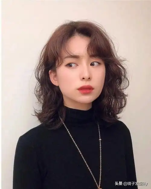 烫哪种头发好看女(最时尚的短烫发图片)(1)