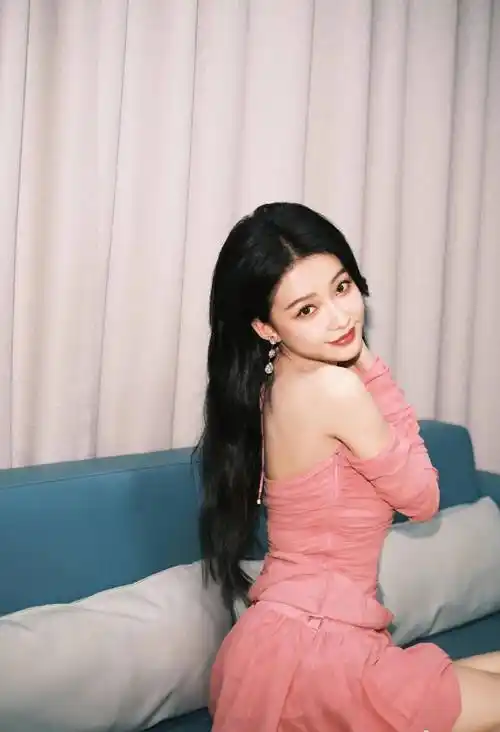 孙怡晒美照 穿一袭粉色吊带抹胸裙香肩半露秀美腿 身材火辣 性感撩人