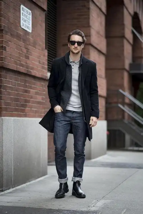 讲真,"黑色大衣"才是2022年冬季的百搭款,45岁男人穿更时髦