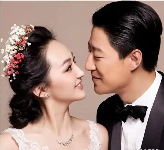 他和女演员方柏霓因合作一部影视剧而相识,仅三个月便结婚了,然而在