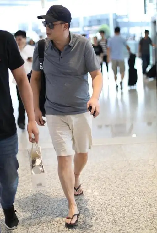 而张嘉译一个细节看出来,他真的是在赶飞机,连裤子都已经皱了