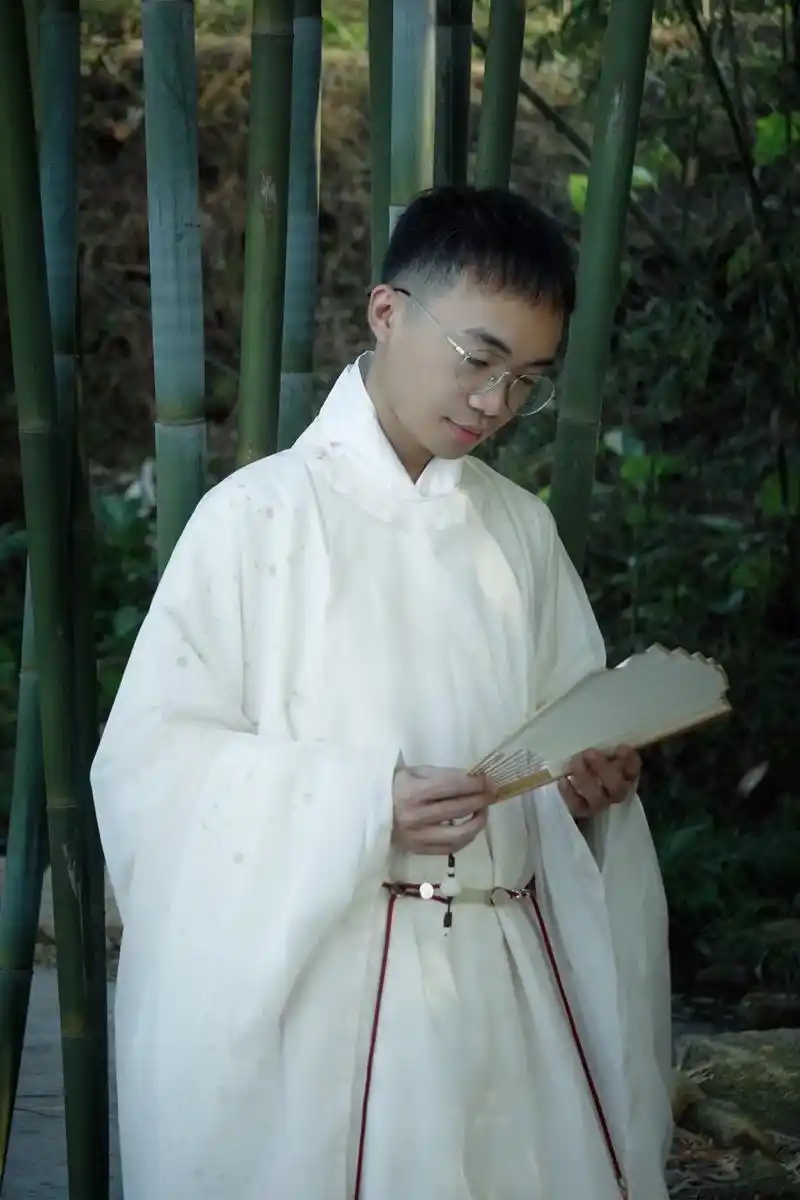 大明少年.纸扇书生#国风少年 #汉服 #大明少年 #氛围感 - 抖音