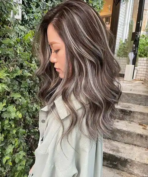 女人发型别乱来搭配上立体挑染让你美出回头率