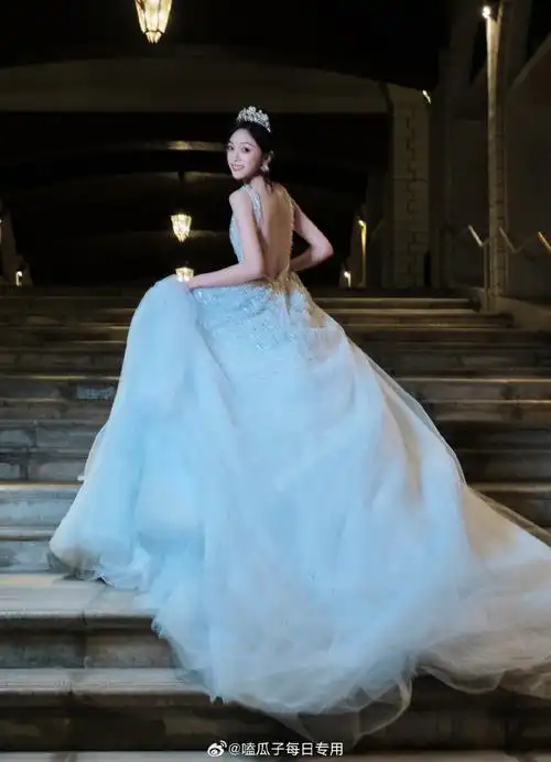 吴宣仪公主请走红毯##吴宣仪白色婚纱裙