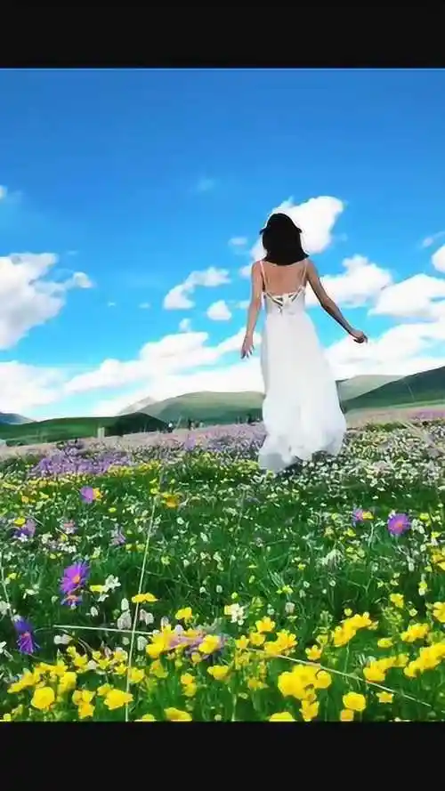 白衣露背连衣裙美女光脚奔跑在花海中真的是太美了