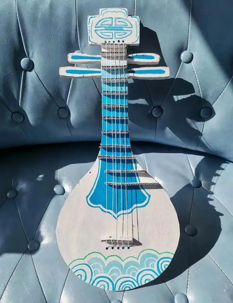 用硬纸板做手工乐器琵琶.#创作灵感 废旧纸盒不要扔,用纸板做 - 抖音