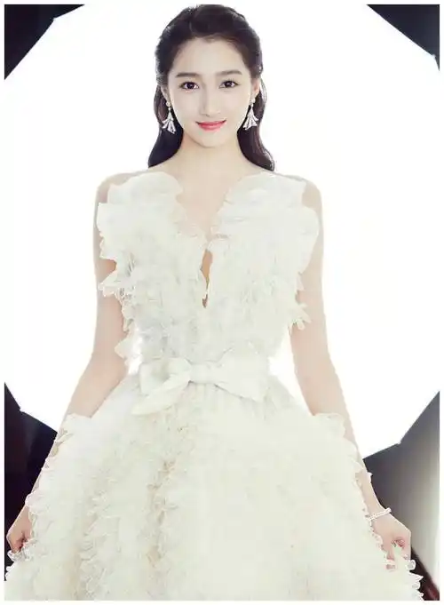 国民闺女关晓彤衣品开挂,战完戛纳战上海电影节,白礼服美成仙儿_衣服