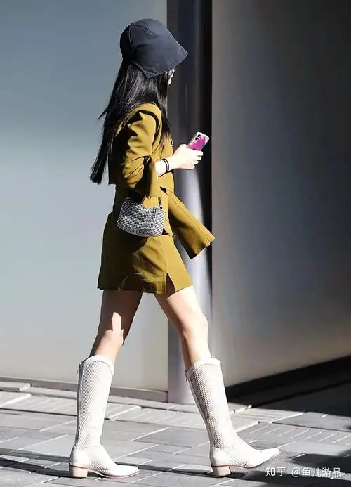 街拍时尚组图女生夏天穿高筒靴可以搭配出不同的风格和效果